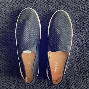 Black flat tennis shoe